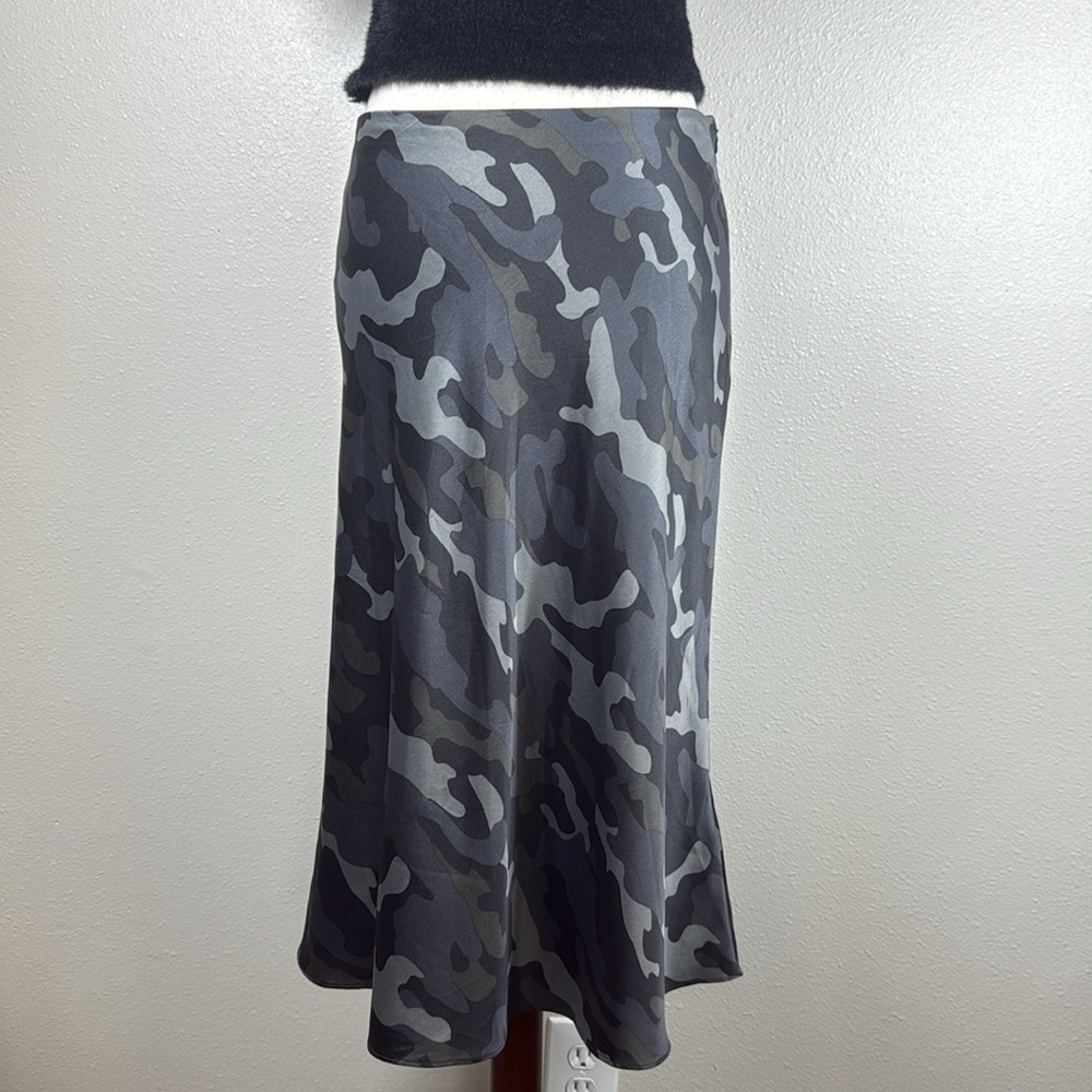 EXPRESS Satin Dark Camo Midi Skirt SM Flouncy Zip Gray Black Fall Neutral Read - Picture 3 of 15